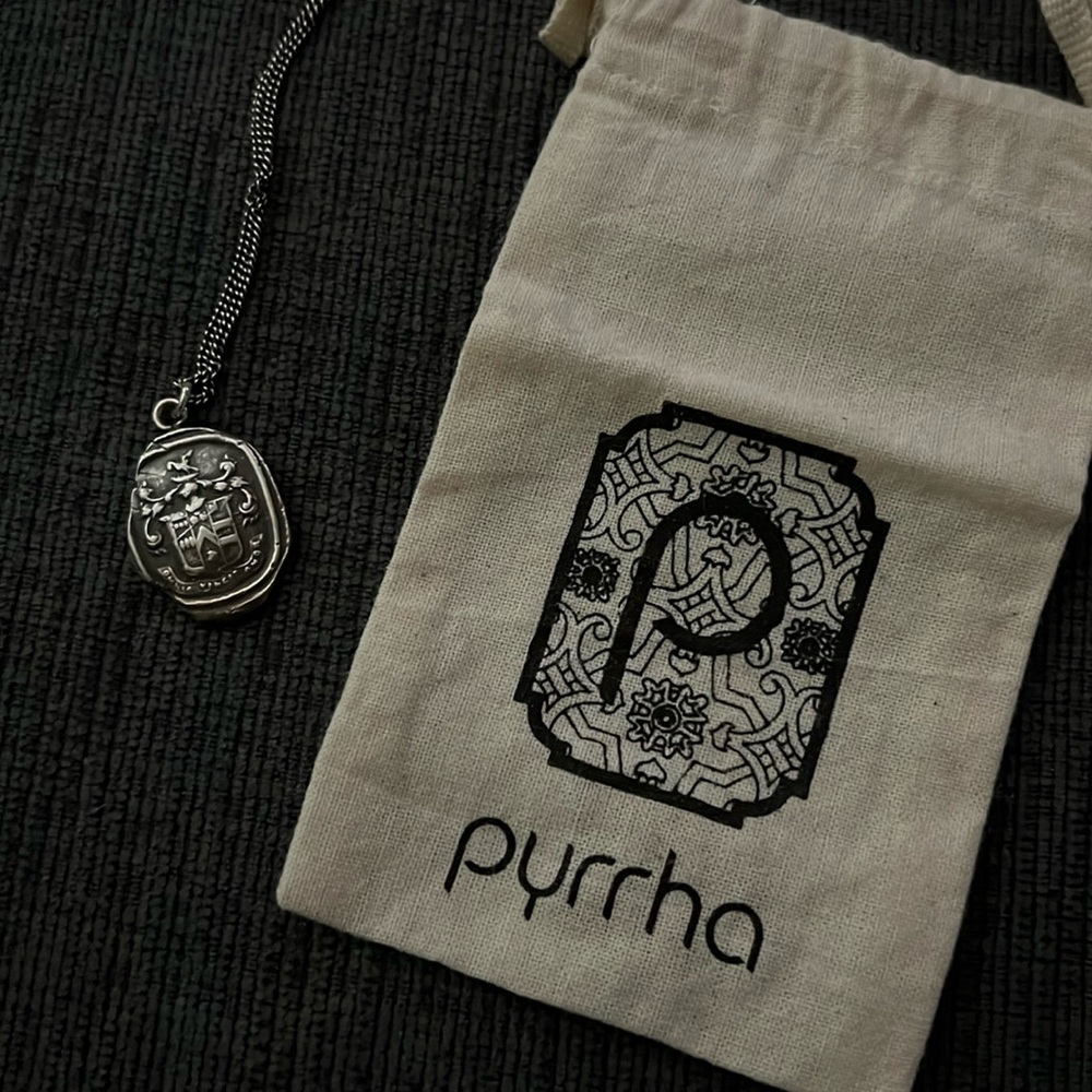 “Love concurs all” talisman Pyrrha necklace